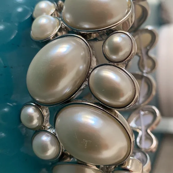 Banana Republic stunning pearl and silver stretch elastic cuff bracelet. - Picture 6 of 7